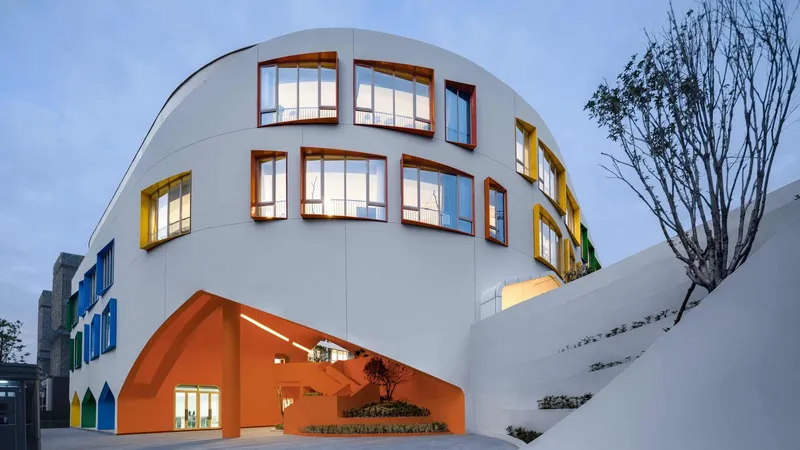 Camping at School : Quzhou Kecheng Jiaogong Kindergarten by LYCS Architecture