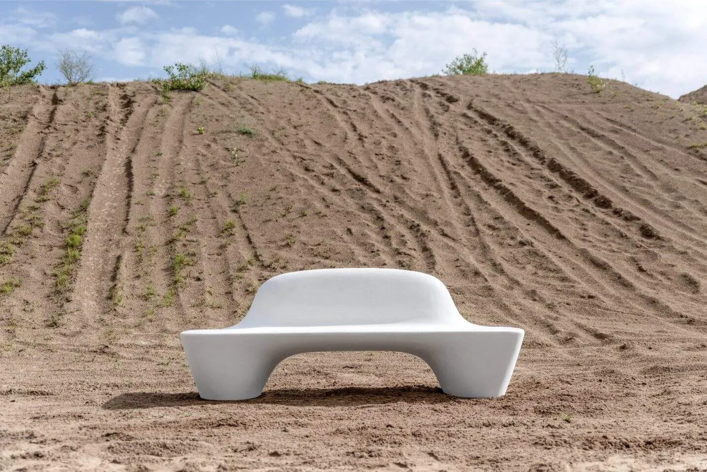 HALÓ monolithic concrete bench by VPI Concrete