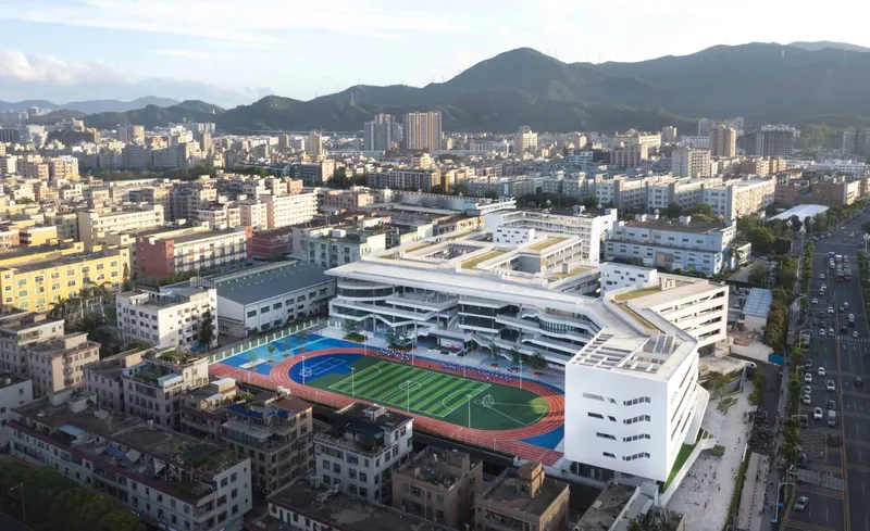 Shenzhen Longhua Second Foreign Languages School by GND Jiedi Landscape Design