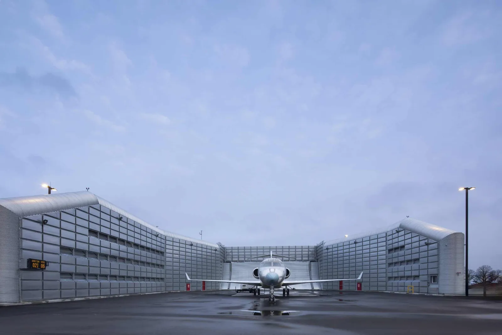 Bombardier Aircraft Assembly Centre by NEUF architect(e)s