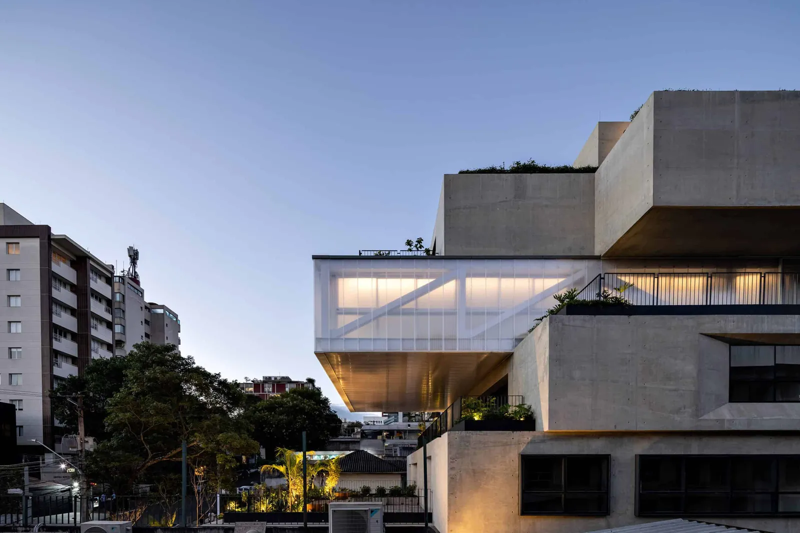 Girassol Building by FGMF