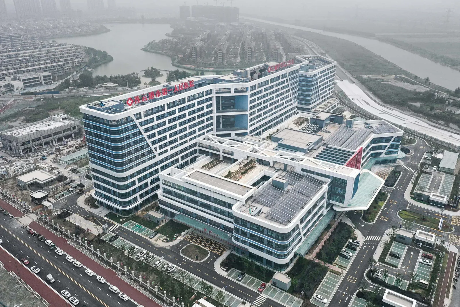 The First People’s Hospital of Lianyungang (Lianyungang Development Area) by Beijing Lianhua Architecture Design & Consultance Ltd.
