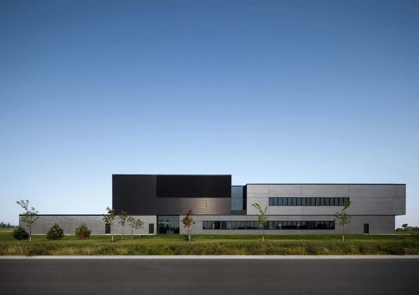 Montérégie biomedical laboratory by NFOE / Archi–