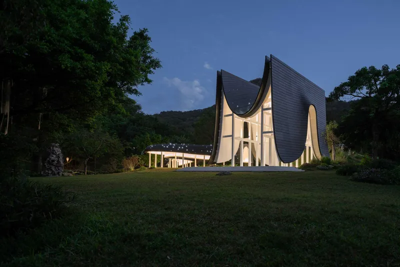Xi Hall – The Levitated Curtain by say architects