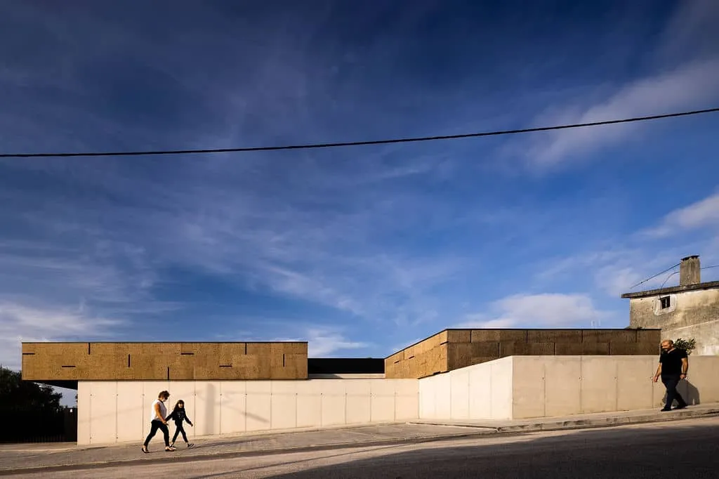 School “Casa da Árvore” by Contaminar Architects