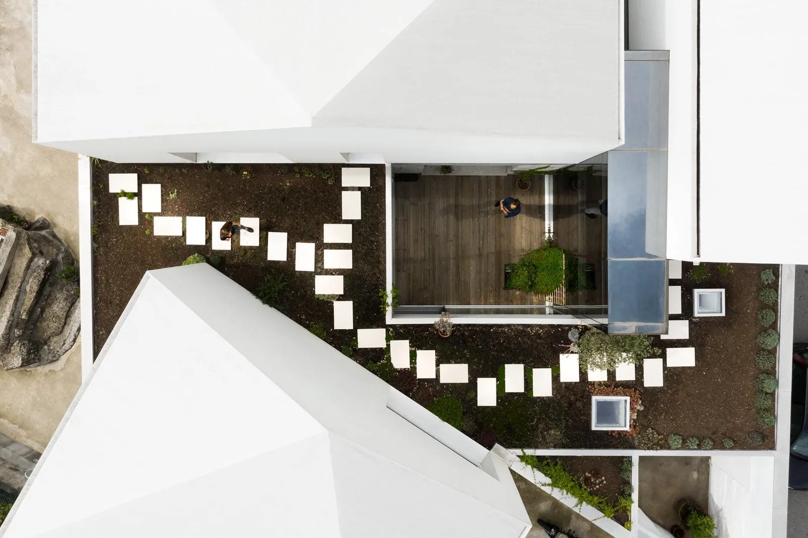 CASA RIO “The three little houses hanging on the wall” by PAULO MERLINI architects