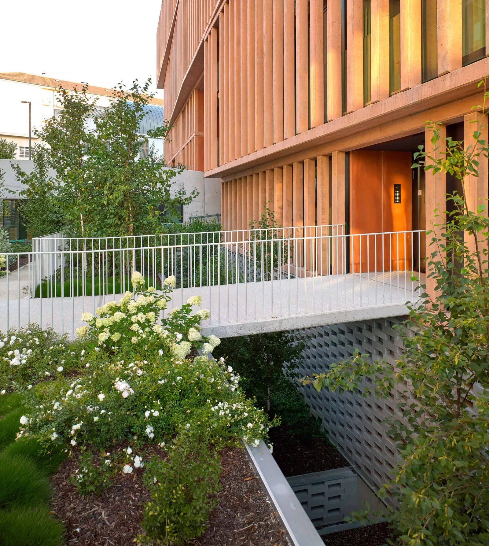 Cornes Residential Landscape by Orza Paisajismo