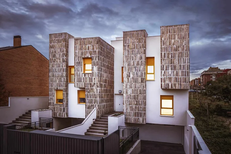 Montecarmelo Townhouses by OOIIO Architecture