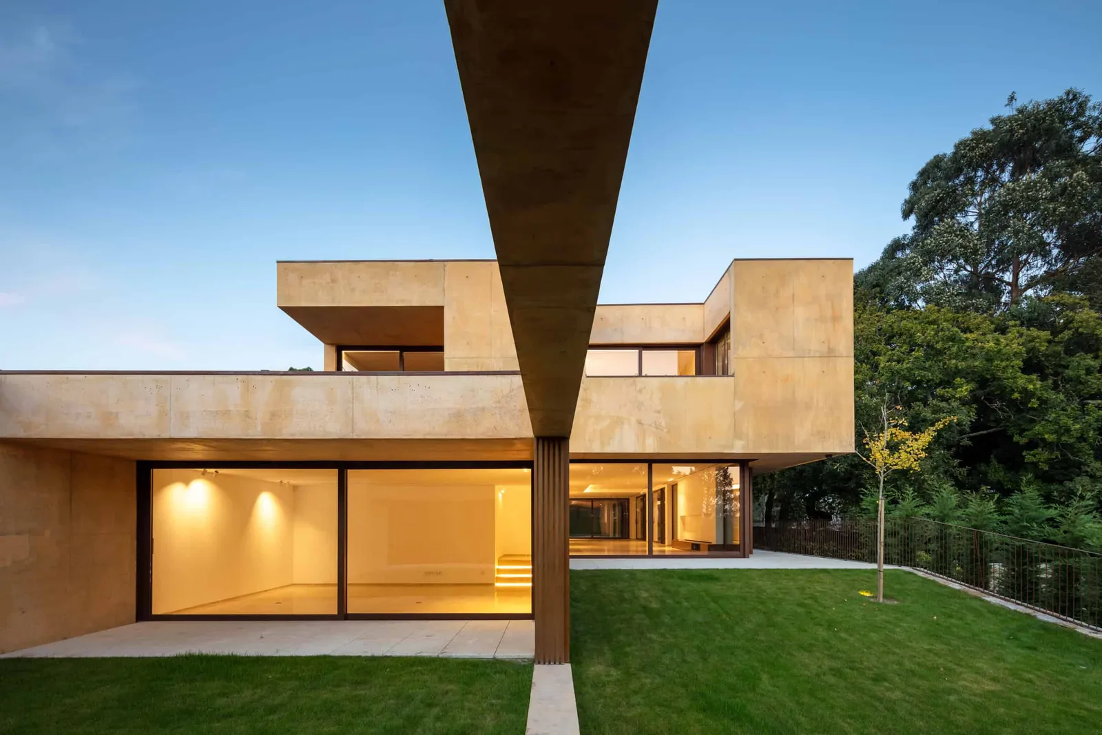 Vilarinha House by TRAMA Arquitetos