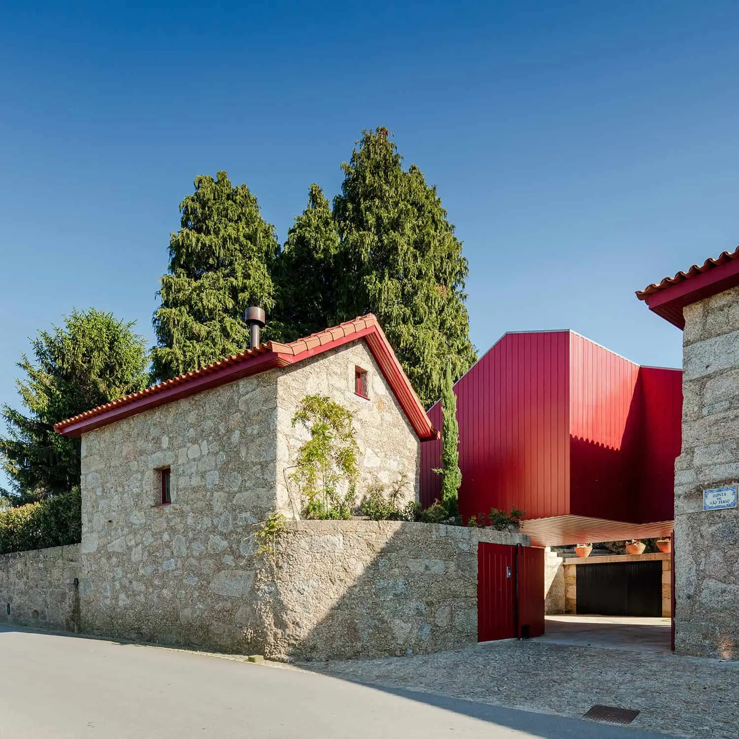 Q S T house by NOARQ
