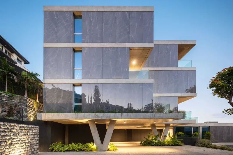 Savoy Residence – Casa branca by RH+ Arquitectos