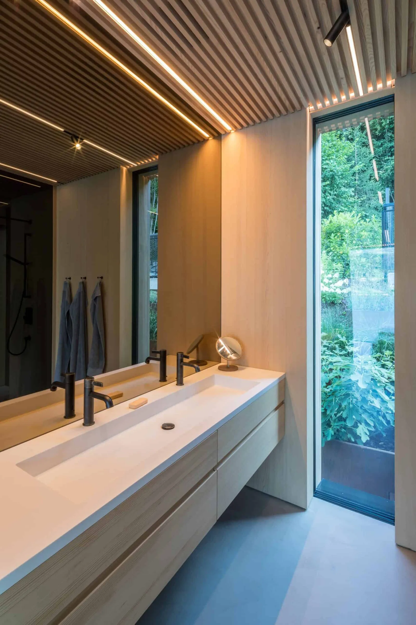 Lakeside Chalet by Viereck Architekten ZT GmbH